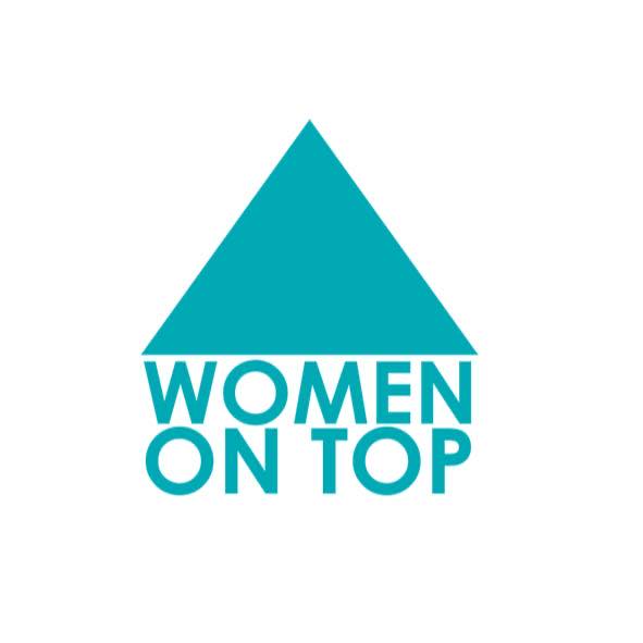 To logo του Women On Top είναι ένα τρίγωνο που από κάτω γράφει το όνομα του οργανισμού