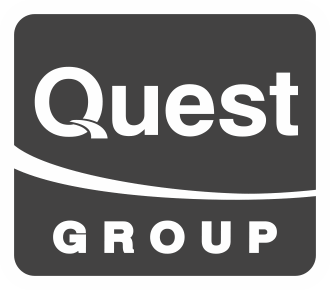 Το όνομα με άσπρο Quest Group σε σκούρο γκρί στρογγυλεμένο τετράγωνο.