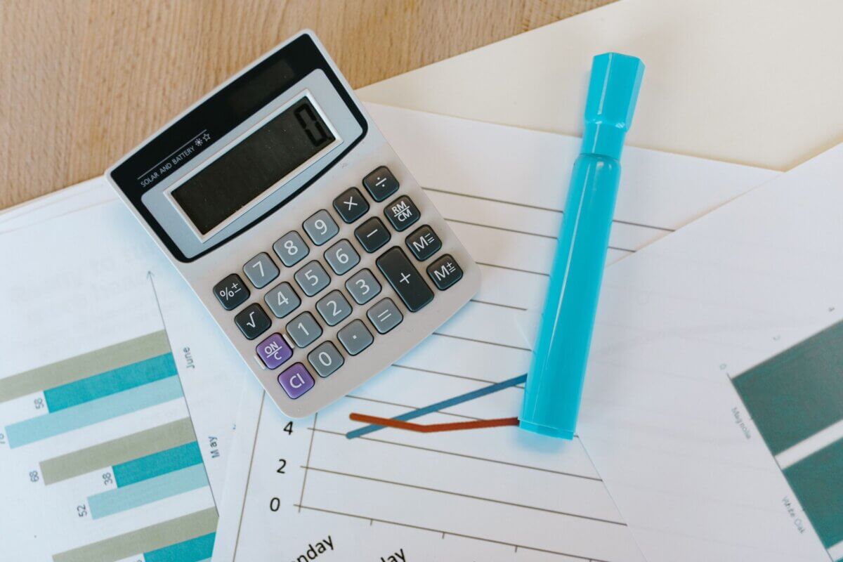 Φωτογραφία για άρθρο για την Οδηγία 2023/970. Χαρτιά με γαφήματα, κομπιουτεράκι και μαρκαδόρος