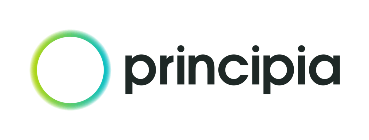 principia_RGB_Horizontal_Black Logo Principia. Το όνομα γραμμένο με μαυρα γράμματα. Αριστερά πράσσινος κύκλος.